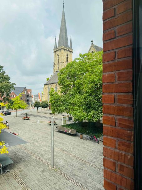 Blick aus einem Therapieraum der logopädischen Praxis Segbert-Daniel auf die Kirche in Epe.